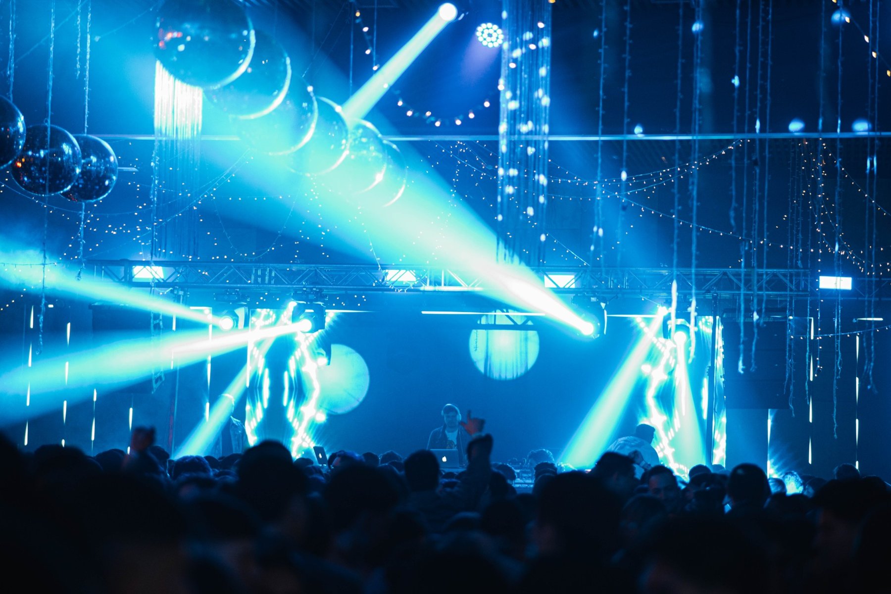 Evento con iluminación azul y público