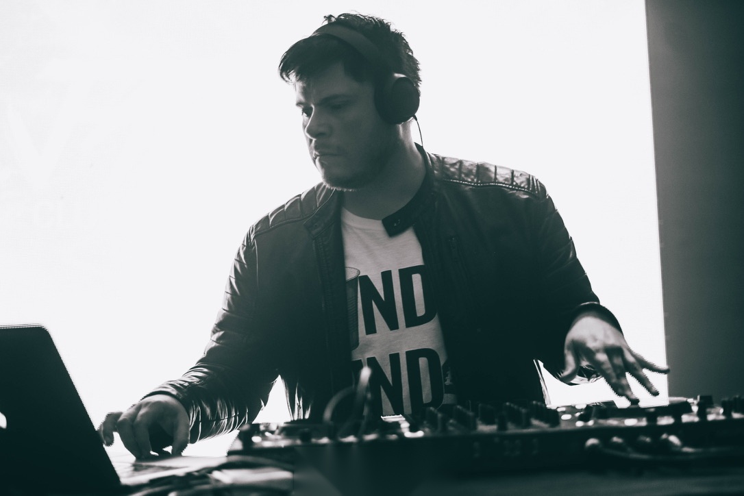 Hugo Lavanderos mezclando música en blanco y negro