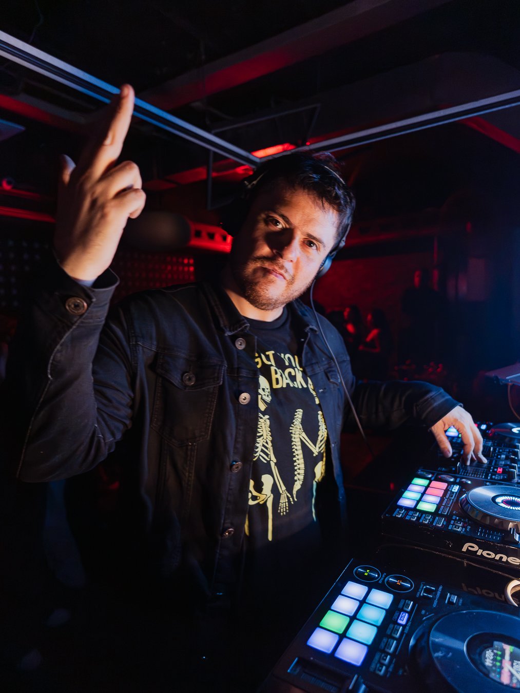 Hugo Lavanderos en su controlador DJ
