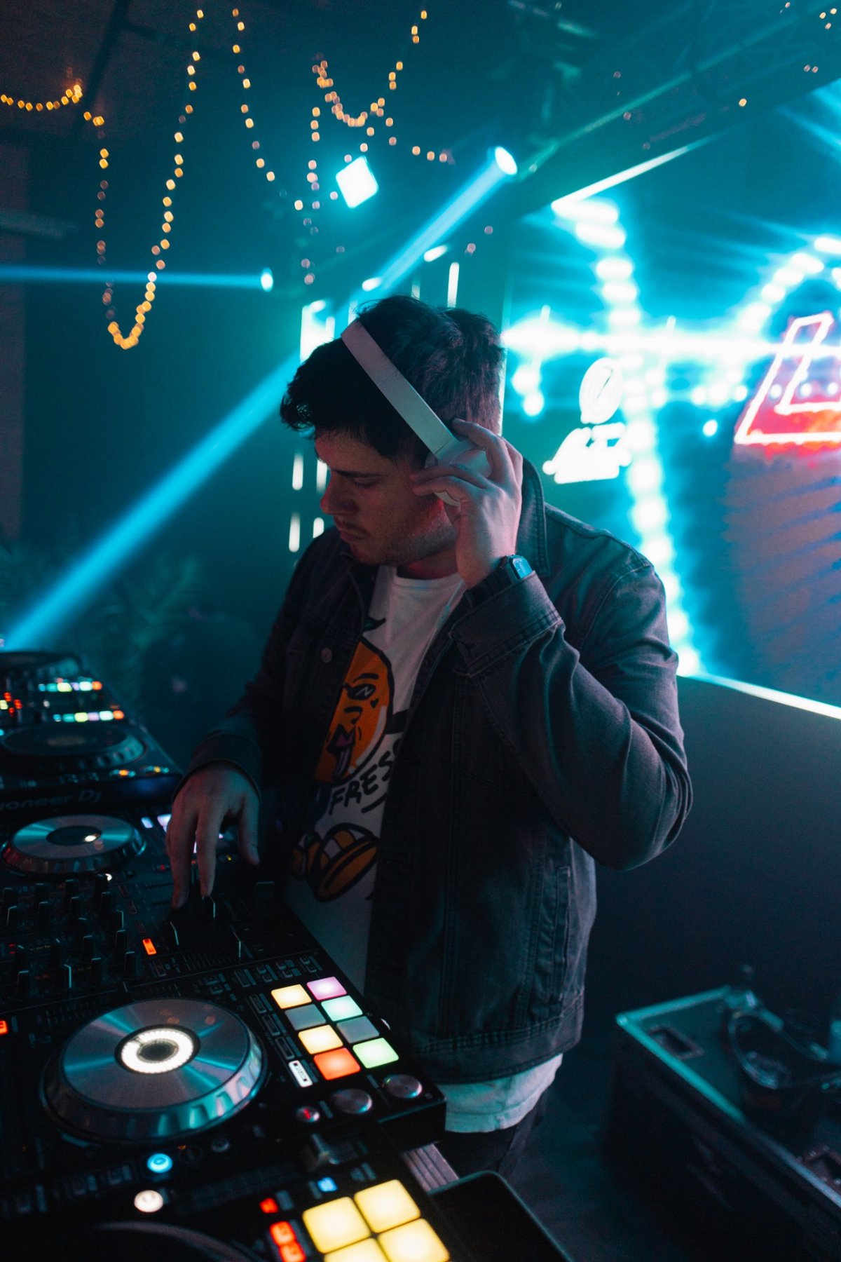Hugo Lavanderos tocando música en una sesión DJ